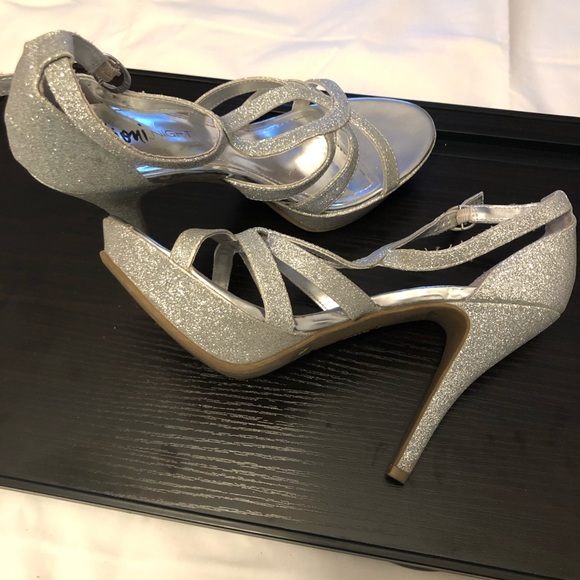 Silver high heel shoes - Picture 2 of 2